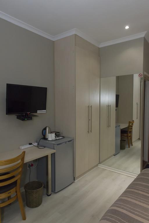 The Suburban Guest House Bloemfontein Habitación foto